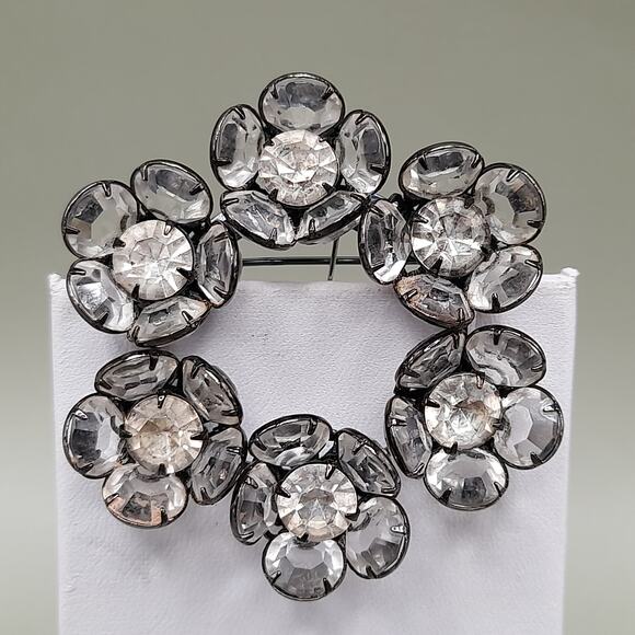 Vintage Flat Clear Crystal Wreath Brooch, Black Enamel, 2 In, 1960s - Picture 9 of 10